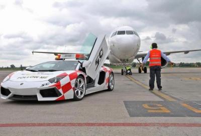 Lamborghini Aventador "follow me" all’aeroporto di Bologna